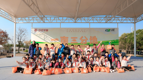 1701733107903258.png 集体照.png